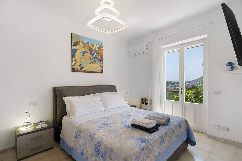 Villa 'Panorama Isola Di Ischia' con vista mare, Wi-Fi e aria condizionata in Lacco Ameno, Ischia