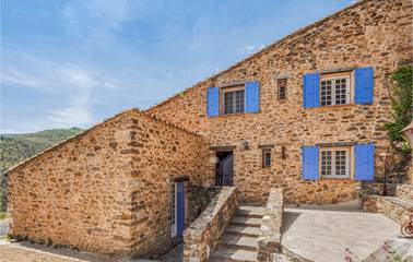 Location de vacances pour 6 personnes, avec vue et jardin ainsi que terrasse et piscine, animaux acceptés à Taulis