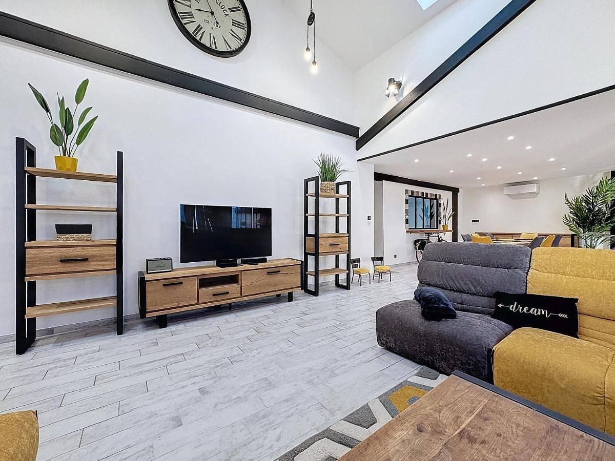 Appartement entier, Loft Spa Sauna 10 personnes Centre ville in Montluçon, Région de Montluçon