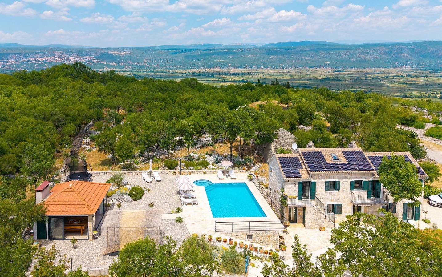 Villa Lugareva mit 52 m2 privatem Pool, 4 Schlafzimmer, 4 Bäder, Sommerküche, Spielplatz, traditionelle Umgebung in Imotski, Makarska Riviera