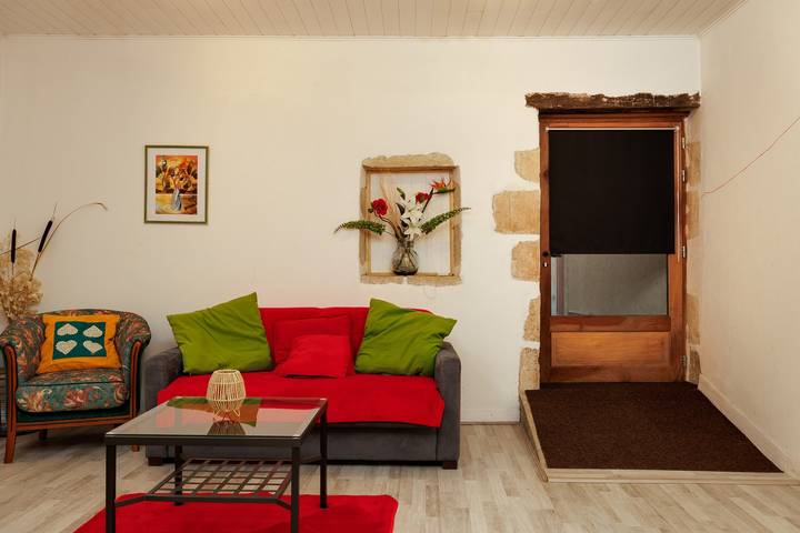 Le Fil Rouge – A Warm Holiday Home Blending Stone and Design in the Countryside in Saint-Pierre-d'Aurillac, Langon region