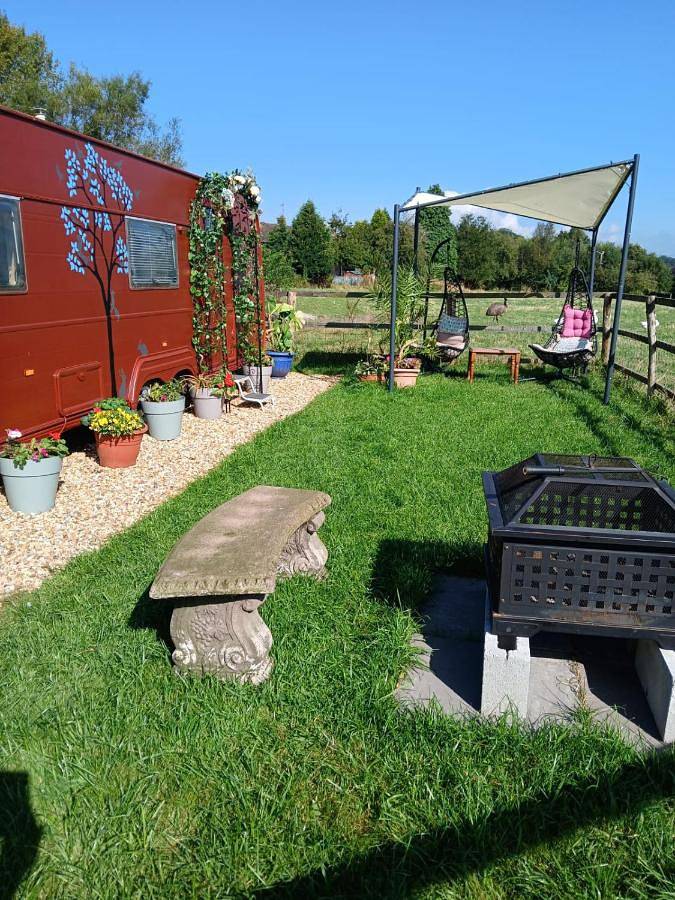 Glamping for 4 people, with Garden and View in Staffordshire