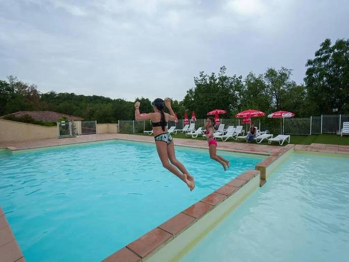 Location de vacances pour 6 personnes, avec piscine et bassin pour enfant, animaux acceptés à Reilhaguet - 2