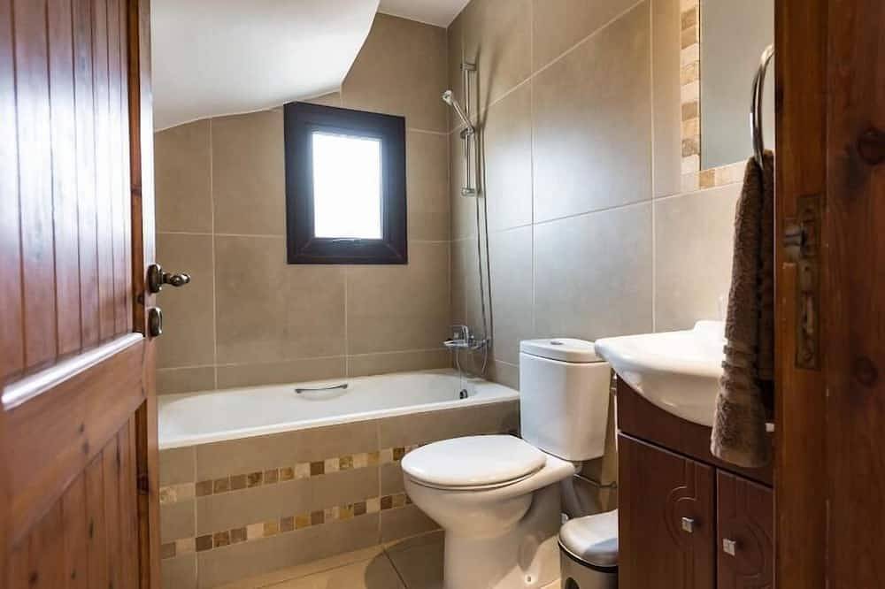 Schöne Steinvilla mit großem privatem Pool und kostenlose Nutzung unseres Autos:) in Peyia, Südzypern