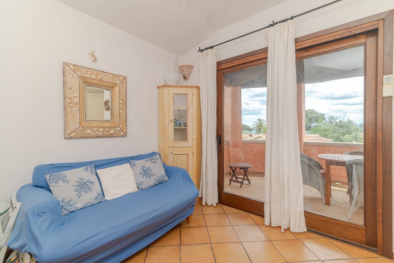 Appartement entier, Appartement en bord de mer à 30 m de la plage avec piscine partagée in Pittulongu, Olbia