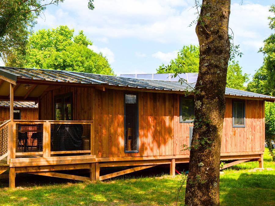 Flower Camping l'Ile d'Offard - Canvas and wooden tent 5 persons - Premium Vip Lodge 45m² 2 bedrooms including 11m² terrace + Tv + Linen + Towels in Saumur, Loire Valley
