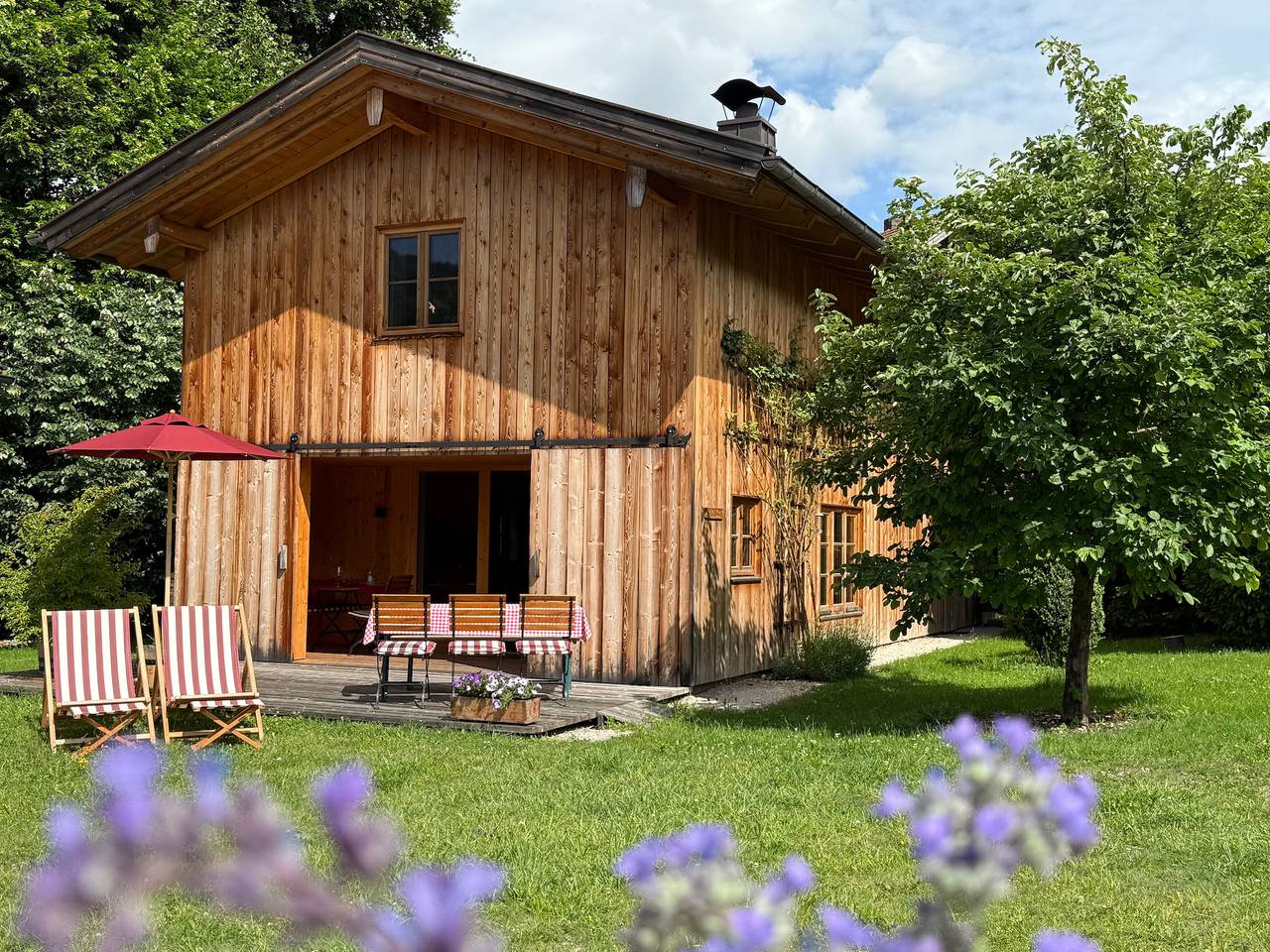 Lohei - Chalets im Chiemgau - Chalet Hollerhäusl, ganzes Haus, 50 qm für 2-4 Personen, Wohnbereich mit Kochecke und Galerie in Unterwössen, Bayerische Alpen