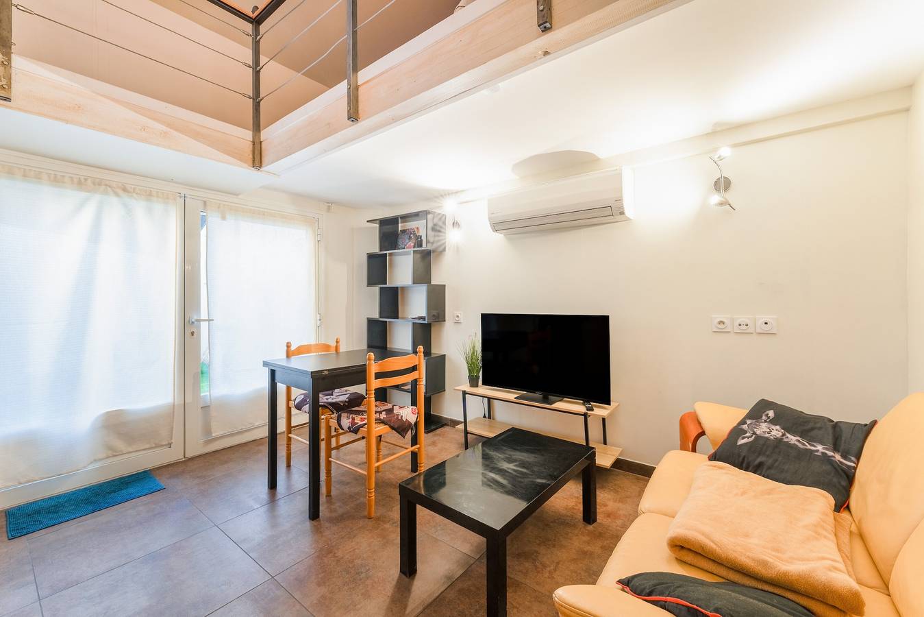 Appartement entier, Appartement 'Loft Loc 25 m² Maison Calme' avec Terrasse Privée, Wi-Fi et Climatisation in Les Angles (Gard), Région de Nîmes