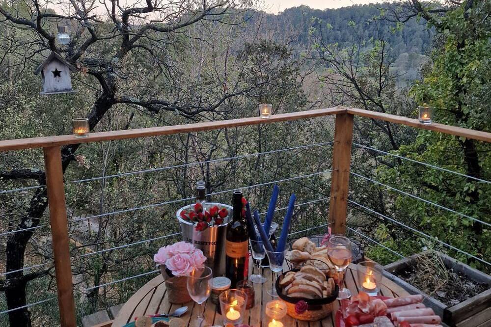 A sweet week in a tree house in Provence in Barjols, Región Brignoles