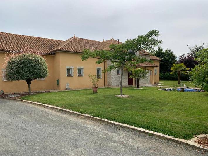 Location de vacances pour 18 personnes, avec jardin et piscine, animaux acceptés à Roézé-sur-Sarthe