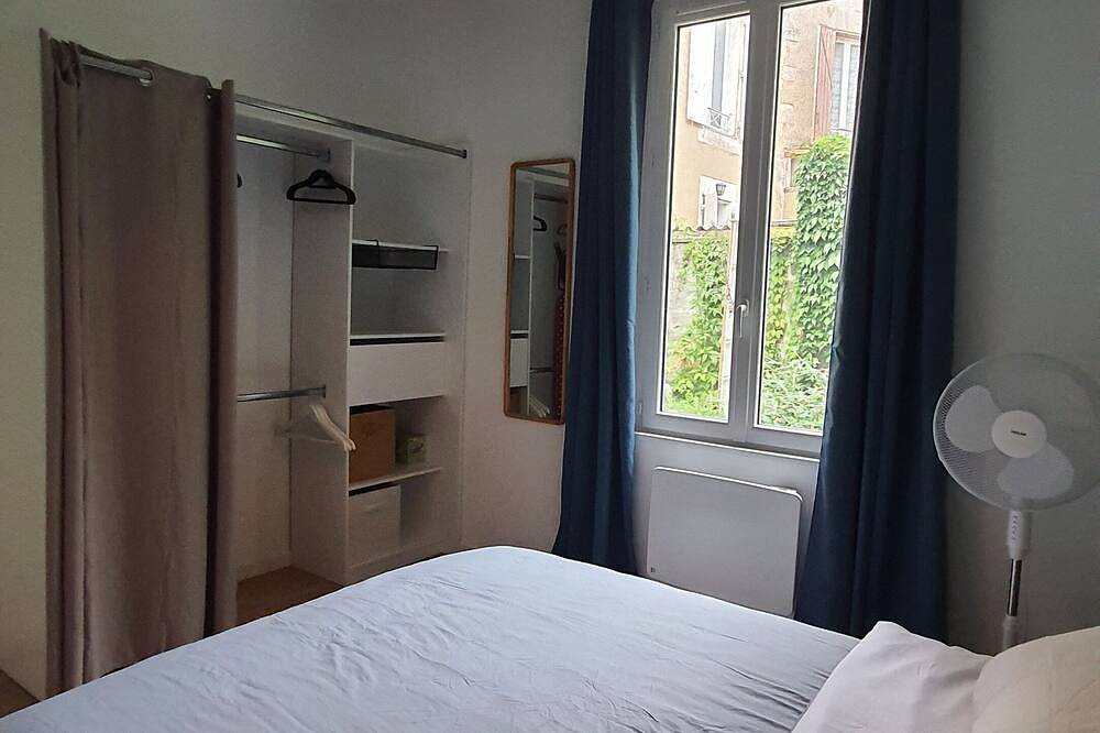 Entire apartment, Spacious T2 near train station - Queen size bed & Netflix in Angoulême, Charente