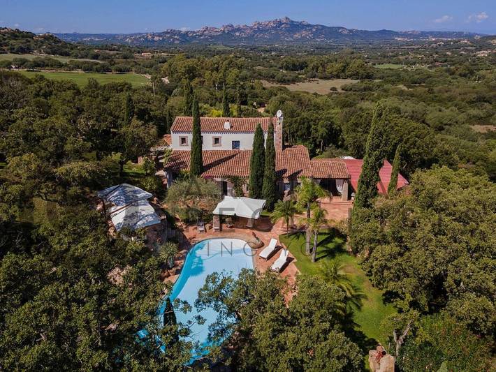 Villa per 12 persone, con giardino e terrazza nonché panorama e piscina, con animali domestici in San Pantaleo