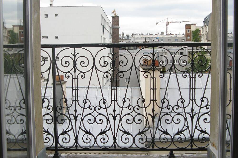 Stylish Private Suite + Sunny Balcony Paris in Parigi, Ile-de-France
