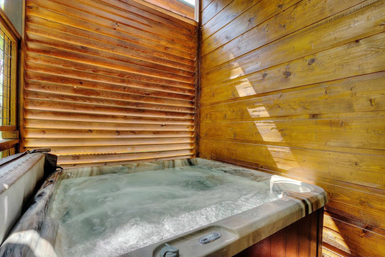Apartamento inteiro, New 5K Suites   Hot Tub   Game Room   Near Gsmnp in Gatlinburg, Condado de Sevier