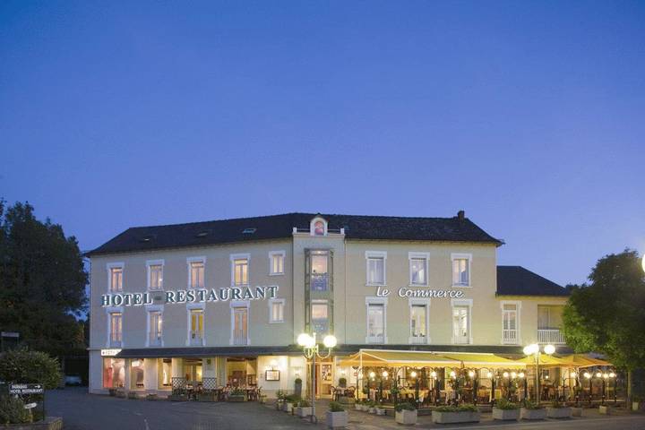 Hôtel pour 3 personnes, avec piscine ainsi que terrasse et jardin