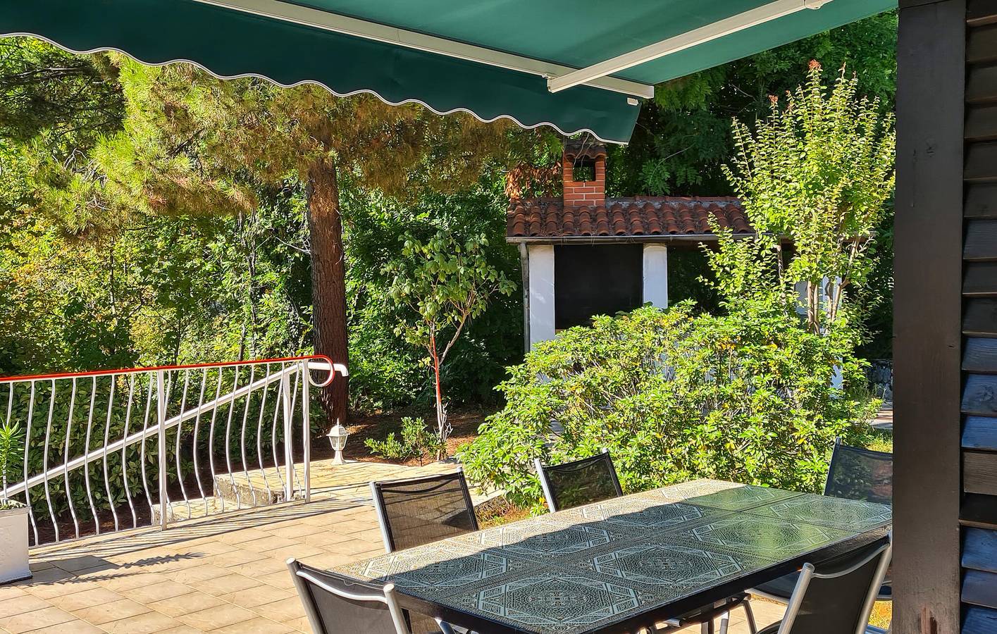 Reizende 2-Zimmer-Wohnung in Strandnähe mit Pool und Terrasse in Ika, Primorje-Gorski Kotar