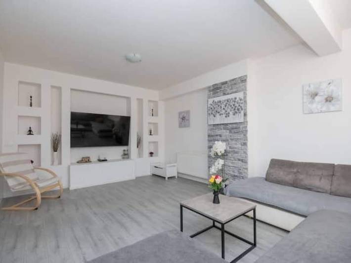 Ferienhaus für 8 Personen, mit Terrasse und Whirlpool sowie Pool