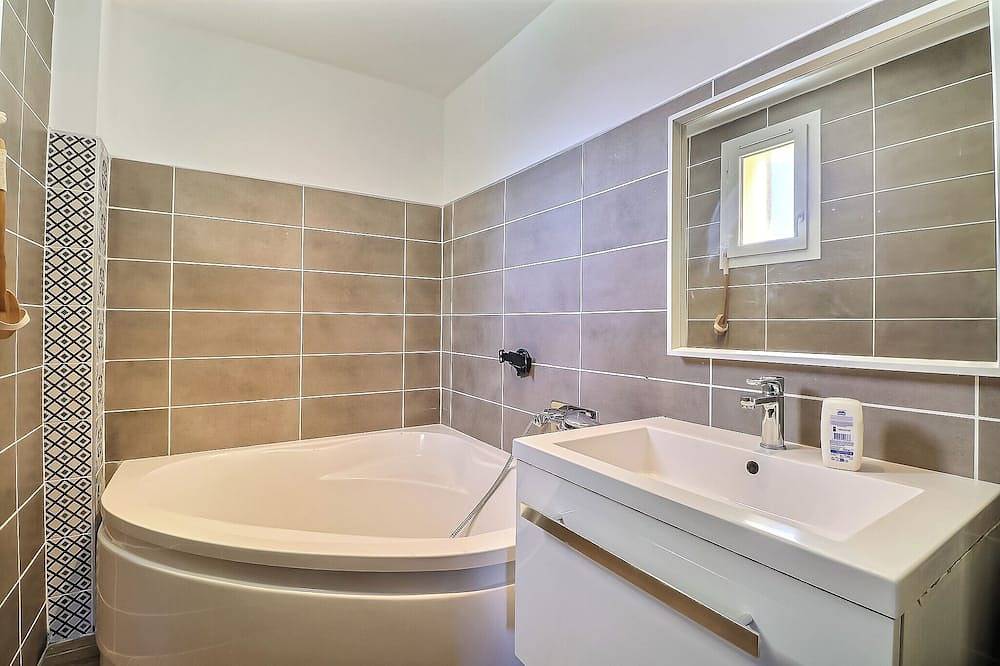 Superbe Villa 6 Couchages + un lit Bébé, Jacuzzi, Piscine, Salle de Sport, Calme in Bouillargues, Region de Nimes