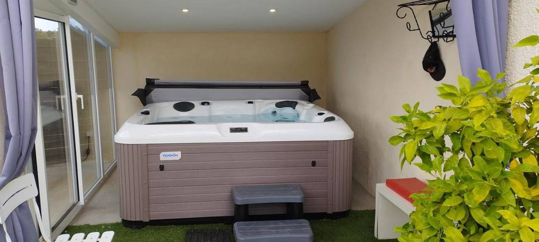 Location de vacances pour 2 personnes, avec vue ainsi que jardin et piscine à Piolenc - 2