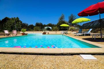 Gîte pour 4 personnes, avec bassin pour enfant et piscine ainsi que vue et jardin, adapté aux familles à Madiran