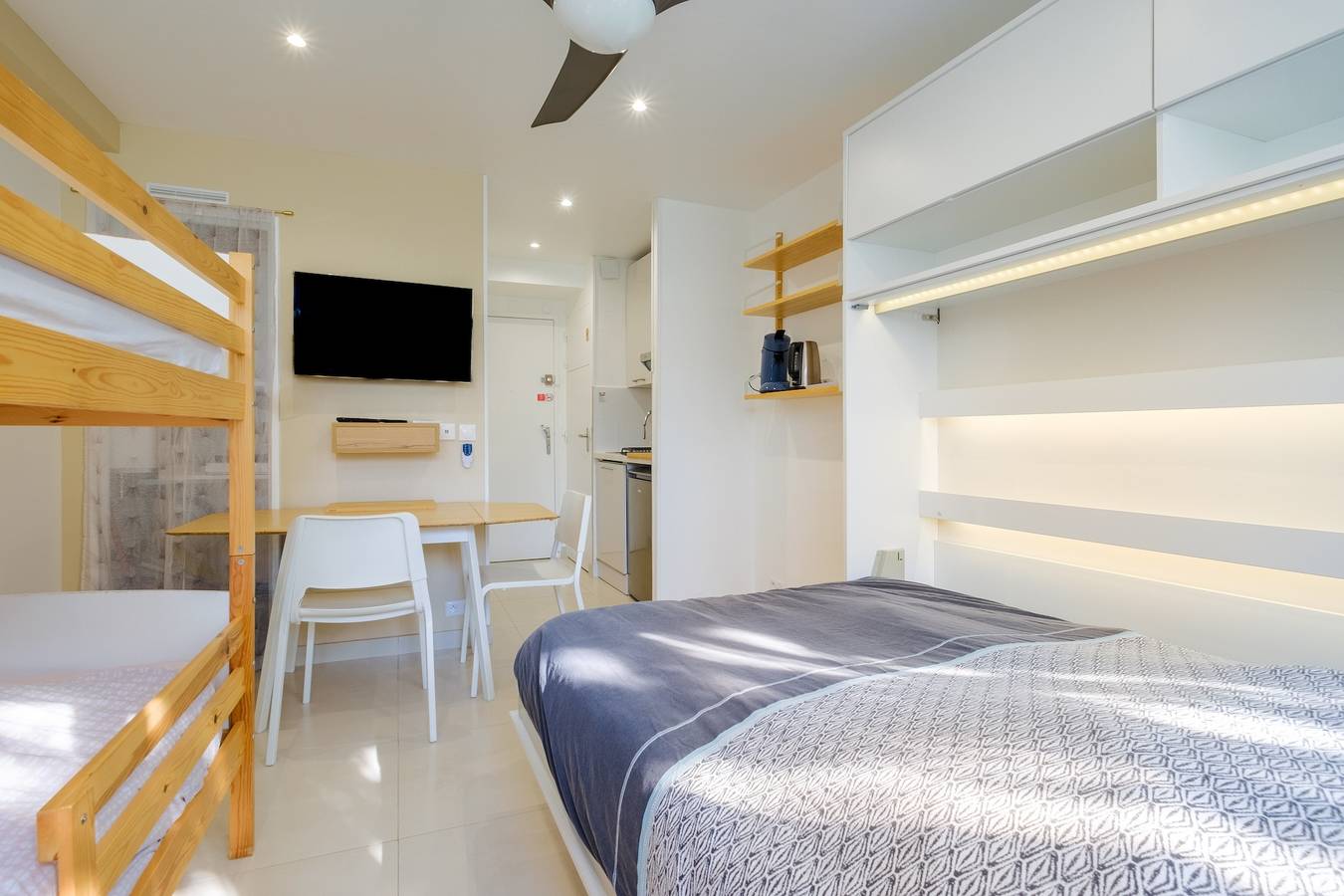 Entire studio, Studio Apartment '3 Lits, 3 P - Marina Baie Des Anges' with Wi-Fi and Air Conditioning in Villeneuve-Loubet Plage, Villeneuve-Loubet