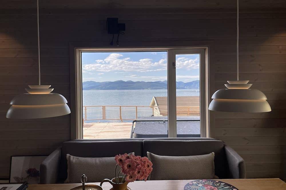 Villa Blue Dream - Traum Ferienhaus in direkter Fjordlage mit Jacuzzi & Sauna in Kristiansund, Nördliches Fjordnorwegen