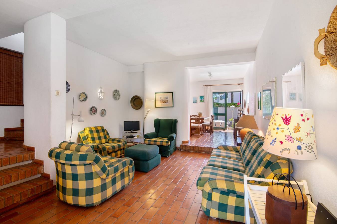 Apartamento inteiro, Apartamento 'Casa Azamor' com terraço privado, jardim privado e Wi-Fi in Monte Gordo, Distrito de Faro