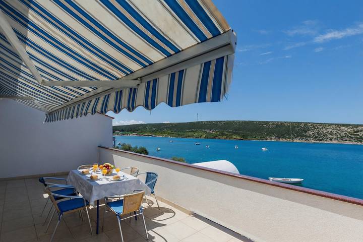 Ferienwohnung für 5 Personen, mit Pool und Meerblick sowie Balkon, kinderfreundlich auf Pag