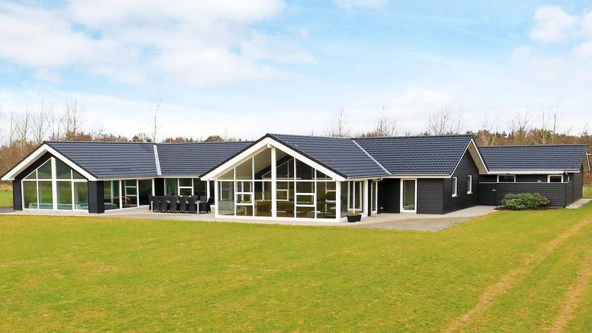 Ferieudlejning for 16 personer, med jacuzzi og sauna såvel som pool og terrasse i Virksund