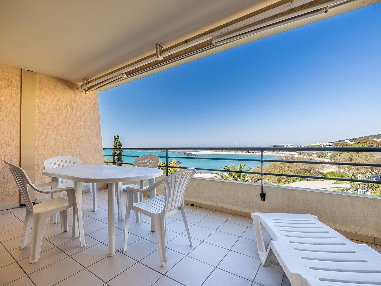 Entire apartment, 2⭐ apartment with terrace and beach view in Sète - 6 people in Sete, Mediterranean Coast (France)