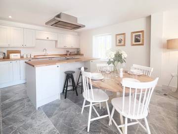 Log Cabin for 4 People in Wiltshire, South West England, Photo 3