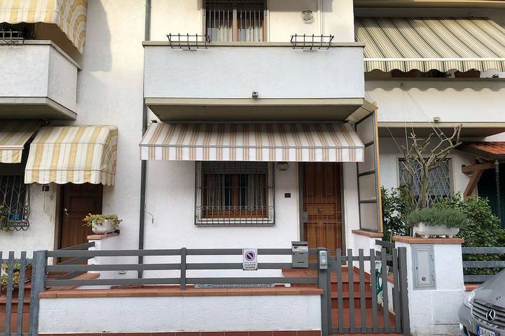 Casa vacanza per 6 persone, con piscina e balcone in Torre del Lago Puccini