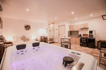 Gîte pour 2 personnes, avec jacuzzi et jardin à Beynac-et-Cazenac