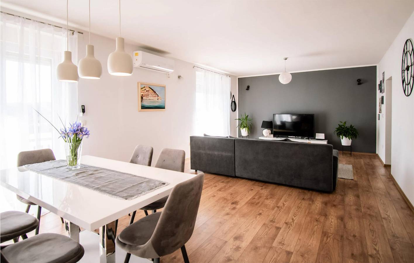 Modernes Apartment mit Pool, Parkplatz, Terrasse & WiFi in Šibenik-Knin