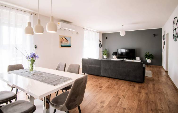 Modernes Apartment mit Pool, Parkplatz, Terrasse & WiFi in Šibenik-Knin