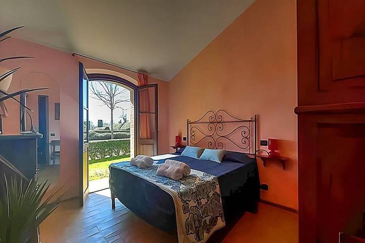 The independent Capannina on the Tuscan hills in Colle di Val d'Elsa, Siena Province