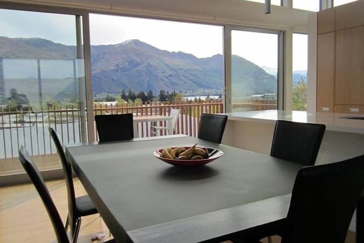 Holiday home for 8 people, with balcony in Wanaka
