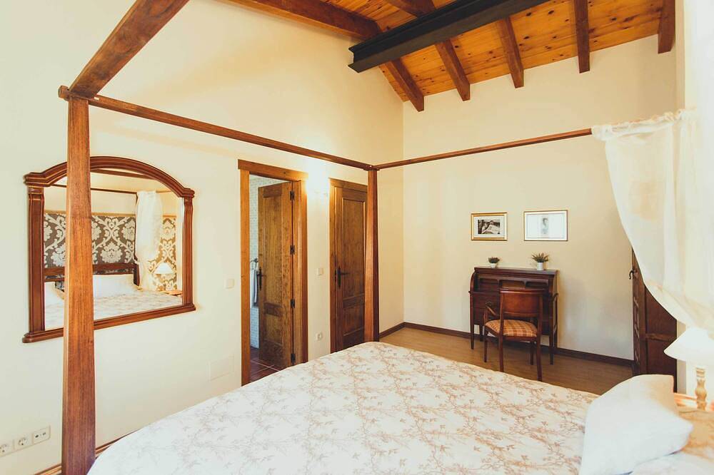 Una casa de amplios espacios con una ecléctica y exquisita decoración cuidando todos los detalles. in Braojos de la Sierra, Provincia de Madrid