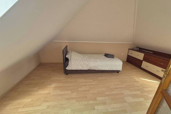Ganze Wohnung, Mathias, ein geräumiges Apartment mit 2 Schlafzimmern, 2 Bädern und privatem Parkplatz in Ketschkemet, Kecskeméti járás