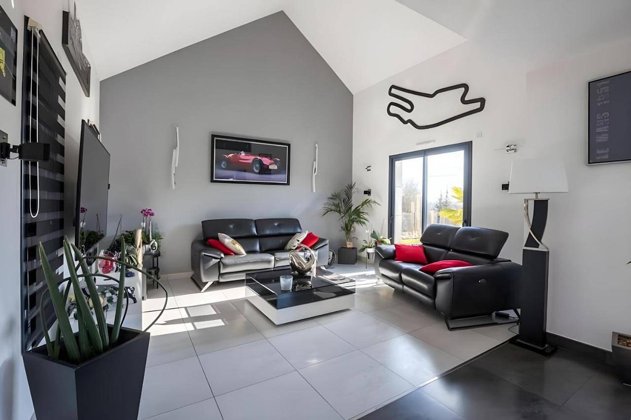 Villa with Private Pool in Saint-Saturnin, Sarthe