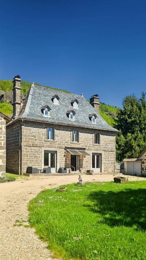 Villa de 150m2, 4 ch, 4 Sdb, Wifi, Patio, Vallée de la Jordanne in Velzic, Région d'Aurillac