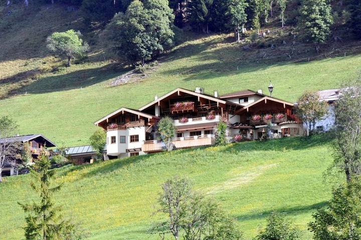 Chalet für 4 Personen, mit Balkon und Terrasse sowie Garten und Pool in Filzmoos
