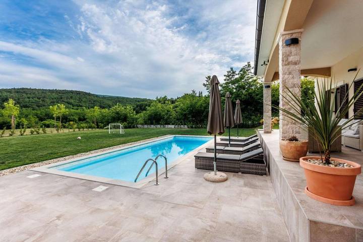 Villa pour 10 personnes, avec balcon ainsi que piscine et jardin à Sinj - 2