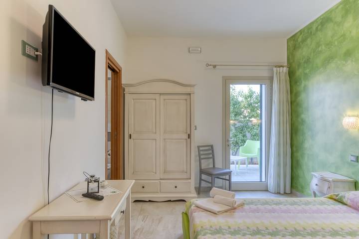 Alojamiento y desayuno 'Tallyho Elleboro' con terraza compartida, Wi-Fi y aire acondicionado. in Salve, Golfo de Tarento