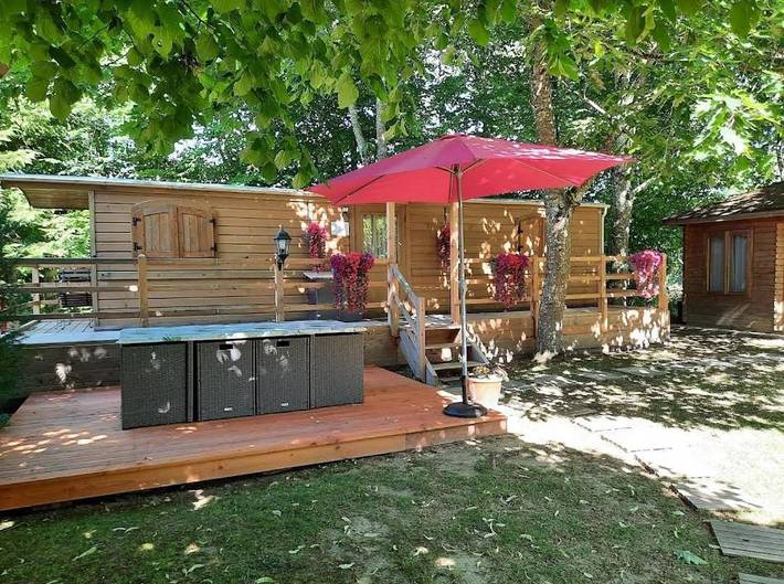 Appartement de vacances pour 4 personnes, avec jacuzzi ainsi que jardin et piscine