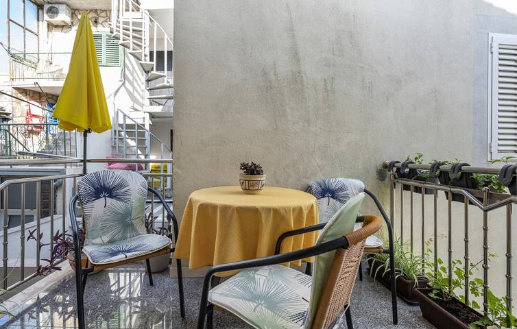 Ganze Ferienwohnung, Gemütliche Ferienwohnung mit Terrasse, Küche und Zugang zum Strand – 1000 m entfernt in Vodice, Šibenik-Knin