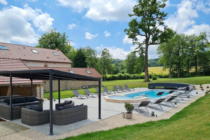 Gîte pour 14 personnes, avec Terrasse et Jardin ainsi que Piscine et Vue