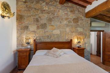 Villa for 14 Guests in Montepulciano, Siena Province, Picture 3