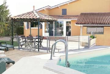 Cottage pour 3 personnes, avec jardin ainsi que piscine et vue à Coutras