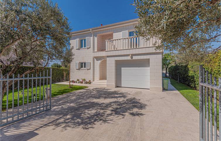 Location de vacances pour 8 personnes, avec jardin ainsi que terrasse et piscine à Vodice - 3